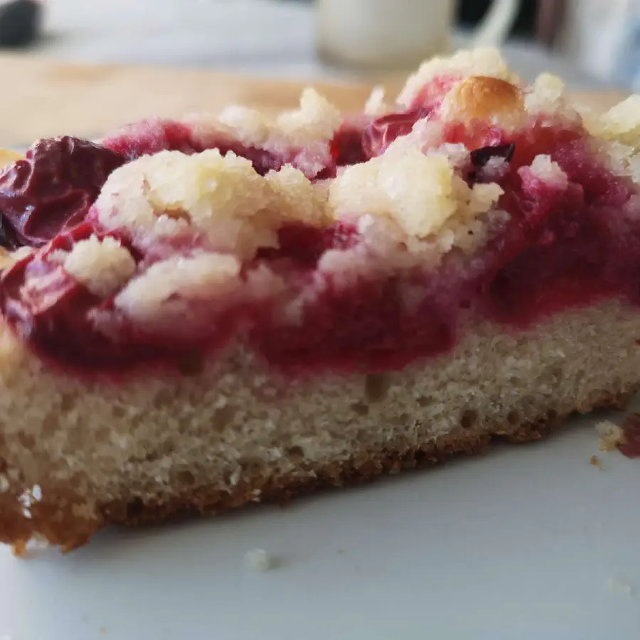 Višňový koláč s posýpkou