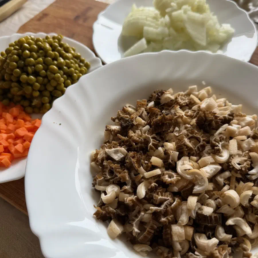 Nakrájané suroviny na jarné rizoto so smrčkovcami